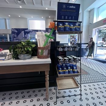 Paris Baguette - Entrance - Bakeries Near Me - Bethesda, Maryland