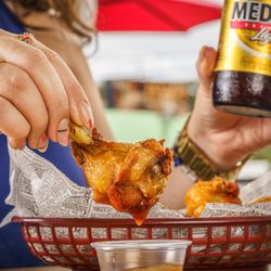 Truco de Güin Arecibo - Disfruta de nuestras alitas a 25 centavos los martes, desde las 4:00 P.M. hasta las 10:00 P.M.