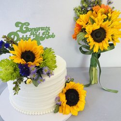 Susie Q’s Cakery - Buttercream and sunflowers