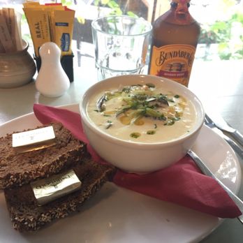 The Ivy Cottage - Seafood chowder and Irish soda bread - Irish Near Me - Doolin, CE