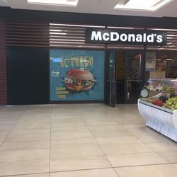 McDonalďs - Vchod z centra