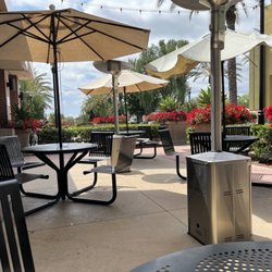 Baskin-Robbins - Outdoor patio