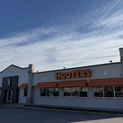 Hooters - Storefront