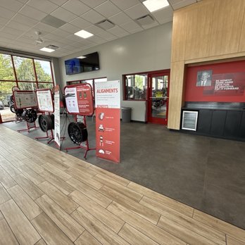 Discount Tire - Lobby and waiting area - Tires Near Me - Mount Prospect, Illinois