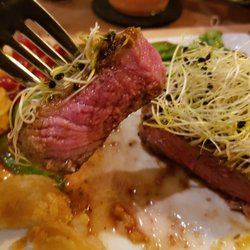 Kitchen - HERZOGIN GEMAHL Gegrillter Rinderrücken auf glasierten Zuckerschoten, mit gebackenen Herzoginkartoffeln