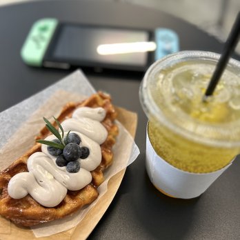 CAFE FLAT - Blueberry cream cheese croffle and Peach ade - Waffles Near Me - Duluth, Georgia CAFE FLAT - Blueberry cream cheese croffle and Peach ade - Waffles Near Me - Duluth, Georgia