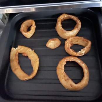 Firehouse Que & Brew - $10 worth of cold wet onion rings. Barely 5 rings! Heating didn't help. - Barbeque Near Me - Fallbrook, California