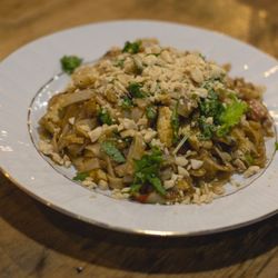 Manglar - Pad Thai de verduras al wok, con tofu marinado, cilantro, cacahuetes y salsa de lima y tamarindo.