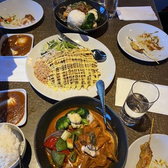 Kin Dee Bothell - Panang Curry with Tofu, Pad Thai with Tofu, and Garlic Chicken (closest to furthest order in picture) - Thai Near Me - Bothell, Washington