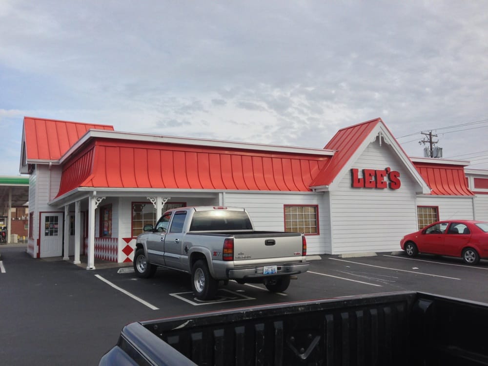 Food from Lee's Famous Recipe Chicken