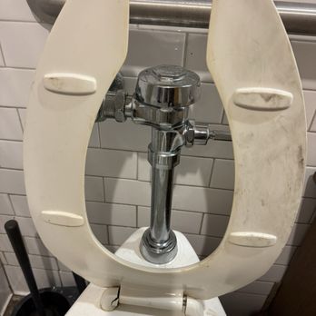 George + Kin's Diner - Broken and stained toilet seat in men's room. - Diners Near Me - Napa, California