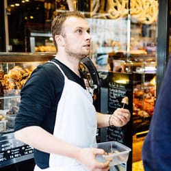Boucherie Moderne - John Gillot, créateur de l'entreprise. Il s'assure de la traçabilité, la qualité et la fraîcheur des produits.