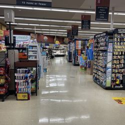 Safeway - Clean, but only one lone cashier @ Safeway in Newport.