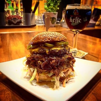 BASEBURGER® Bochum - The Son Of The Bi**h! Ein wahnsinniges Geschmackserlebnis aus frischem Beef und Pulled Pork! - Cocktail Bars Near Me - Bochum, NW