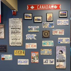 Mollydooker's Cafe & Bar - Canadian themes and memorabilia all through the cafe were amazing