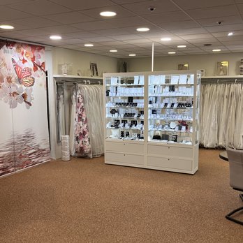 Robin Uitgaansmode - Bruidshoek met accessoires kasten - Women's Clothing Near Me - Amsterdam, New Hampshire Robin Uitgaansmode - Bruidshoek met accessoires kasten - Women's Clothing Near Me - Amsterdam, New Hampshire
