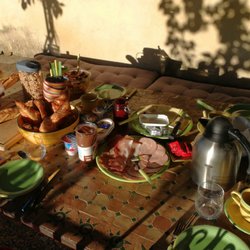 Le Mas de Canteperdrix - Breakfast buffet with homemade products - Petit déj buffet avec produits locaux et préparations du chef