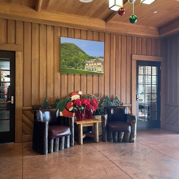 Bear Mountain Inn - Lobby area - Hotels Near Me - Bear Mountain, New York