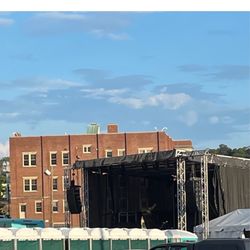 Frog Alley Brewing - Empty stage at 7:15