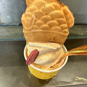Somisomi - Milk cookies and cream swirl with Taiyaki filled with Nutella - Ice Cream & Frozen Yogurt Near Me - Fullerton, California