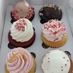 Chocolate buttercream, chocolate fudge, red velvet, vanilla, strawberry, lemon Chocolate buttercream, chocolate fudge, red velvet, vanilla, strawberry, lemon