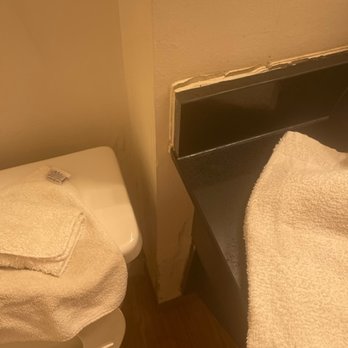 Americas Best Value Inn Heath Newark - Vanity top was coming off the wall - Hotels Near Me - Heath, Ohio