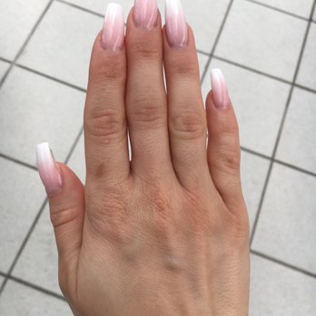 Mai Nails - Sieht aus als wäre es noch mehr rausgewachsen als links, gleich nach dem auffüllen - Nail Salons Near Me - Hamburg, HH