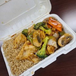 New Great Wall - Chicken and garlic sauce with brown rice. A+!