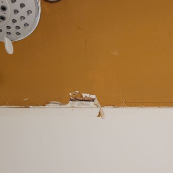 Super 8 by Wyndham Plattsburgh - Poor caulking around shower - Hotels Near Me - Plattsburgh, New York