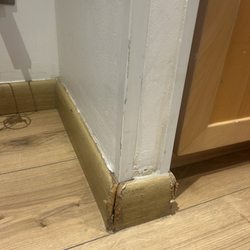 Hôtel Montaigne & Spa - Literally the walls and flooring coming off