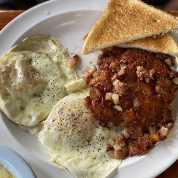 Pop's Bar and Grill Millington - Two eggs over easy, corned beef hash, grits and toast - American Near Me - Millington, Tennessee Pop's Bar and Grill Millington - Two eggs over easy, corned beef hash, grits and toast - American Near Me - Millington, Tennessee