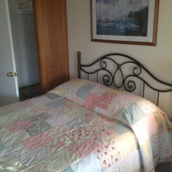 Trollers Lodge - Cute quilt and comfy bed - Hotels Near Me - Depoe Bay, Oregon