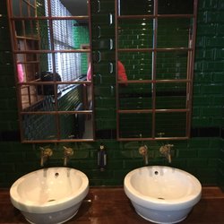 The Airport Pub - Nice bathroom. Very clean.