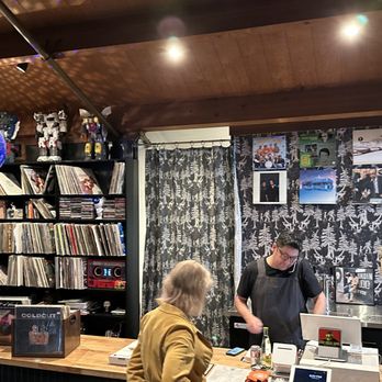 Mangiamo Pizza - Remodeled Vinyl Bar - Pizza Near Me - Aptos, California Mangiamo Pizza - Remodeled Vinyl Bar - Pizza Near Me - Aptos, California