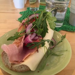 Tre Roslagspraliner - Surdegsmacka med Väddöskinka