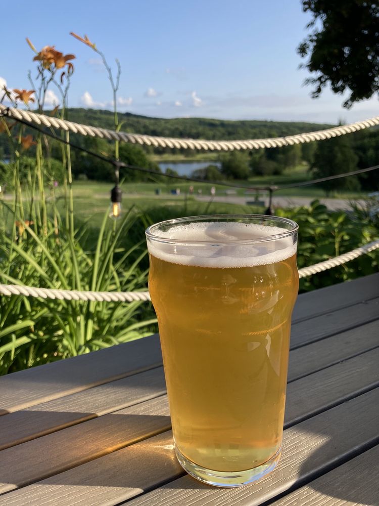 Maple Pub & Patio Logo