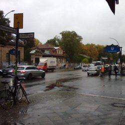 U-Bhf. Leinestraße - Umfeld Ri Süden. Links der alte St. Michael FH, rechts Aldi