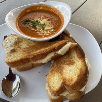 110 Grill - Grilled Cheese & Tomato Soup - New American Near Me - Nashua, New Hampshire
