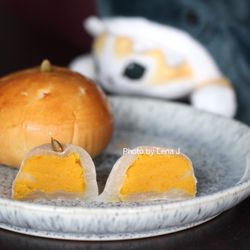 Suzu’s Bakery - Kabocha Mochi ($4) - I like the filling, which is kabocha and shiroan. But the mochi outside is too sweet.