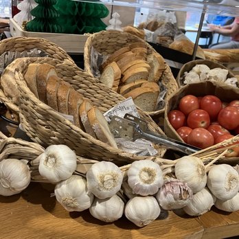 Ibis Styles - Bread and ingredients to make traditional Catalonian toast (garlic and tomatoes) - Hotels Near Me - Barcelona, B