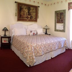 A Hundred Church Street Bed and Breakfast - Citrine Room with king or twin beds, large ensuite bath with tub/shower combination.