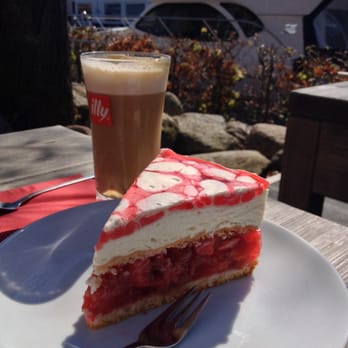 Cako - Erdbeer-Rhabarber-Torte und Milchkaffee - Cafes Near Me - Zingst, MV