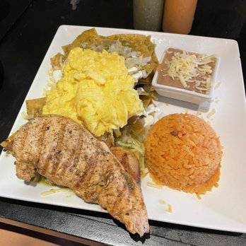 Cafe con Leche - Chilaquiles - Mexican Near Me - Chicago, Illinois