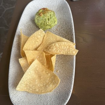 Three Bridges Bar & Grill - Guacamole and chips to accompany the sangria flight - Bars Near Me - Orlando, Florida
