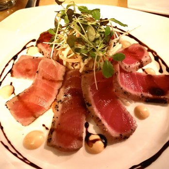 Bistro Le 633 - a plate of seared tuna - Tapas Bars Near Me - Bromont, Quebec