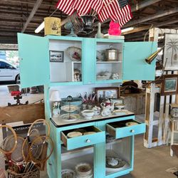 Tri-State Antique Market - Vintage furnishings