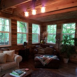 Savannah's Meadow - Living area inside Bare Creek Hollow Treehouse