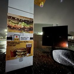 McDonald's - No lights or menu on at 9pm