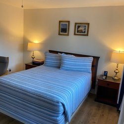 Surf & Sand Inn - Queen sized bed