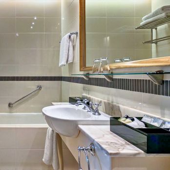 InterContinental Sanctuary Cove Resort - The InterContinental Sanctuary Cove King Bed Room with Garden View Bathroom. - Hotels & Travel Near Me - Sanctuary Cove, QLD
